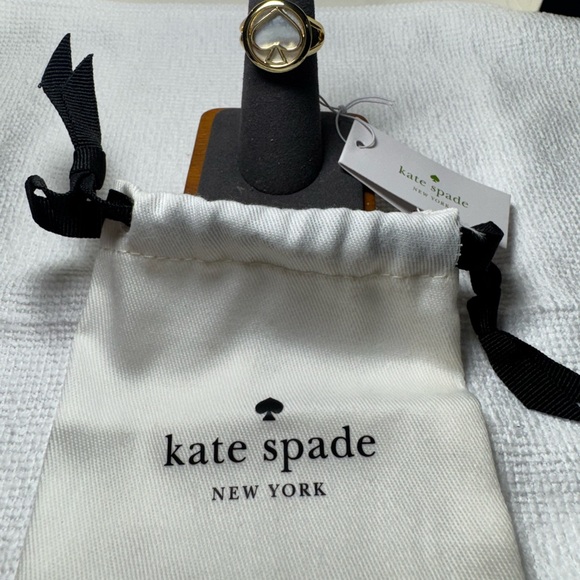 Kate Spade Mother of Pearl Signature Spade Ring NWT Dust Bag Size 7 - Picture 4 of 4